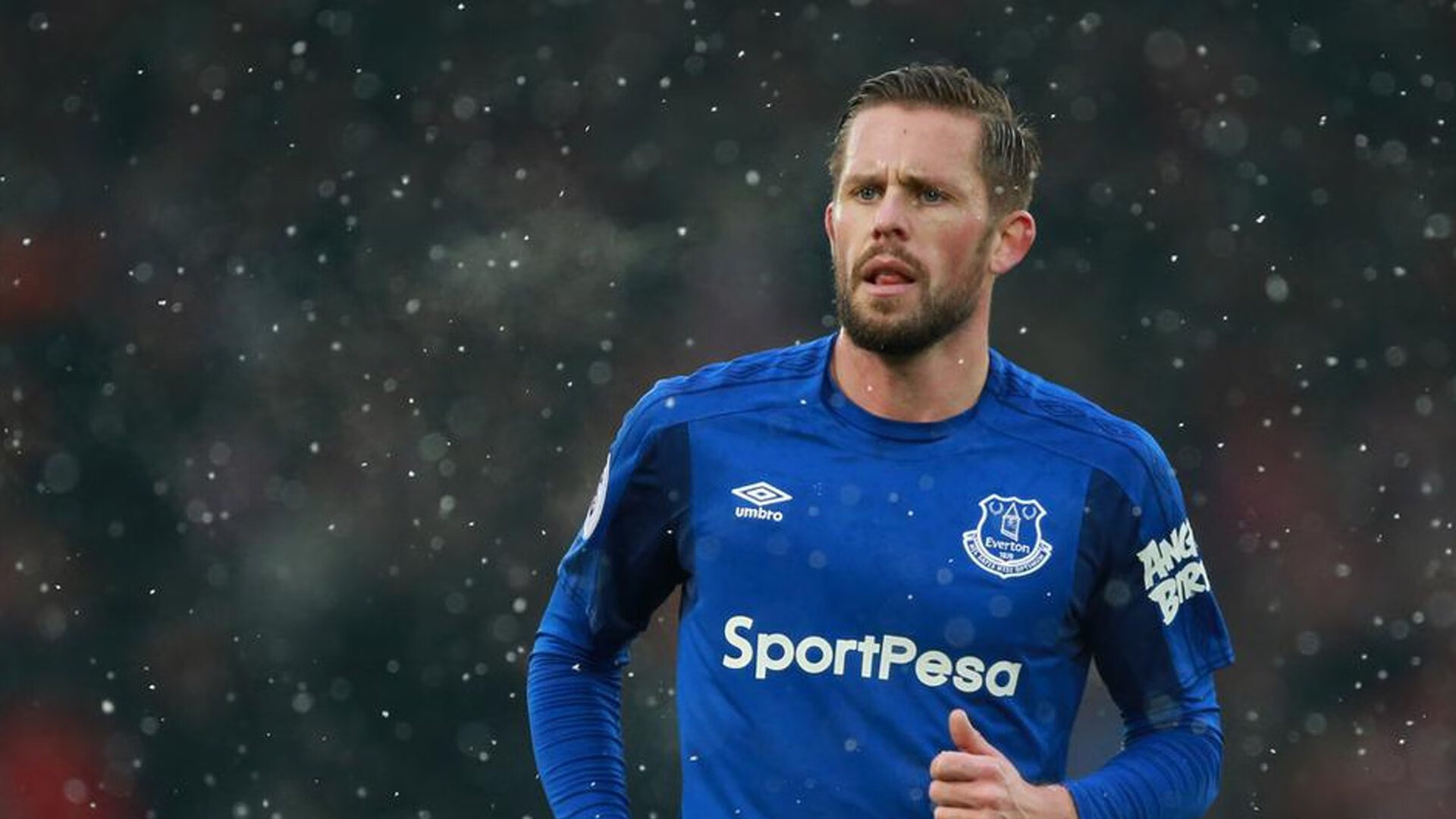 中国足球联赛关键比赛频繁，球队实力对决，中国足球队的比赛